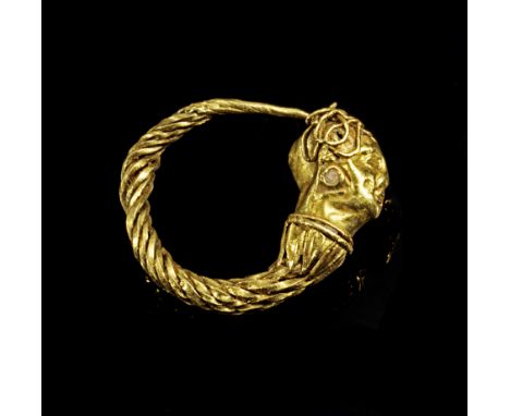 Goldener Frauenkopfohrring. Hellenistisch, Ende 3. - Anfang 2. Jh. v. Chr. 1,76g, ø 1,8cm. Bügel aus tordierten Golddrähten, 