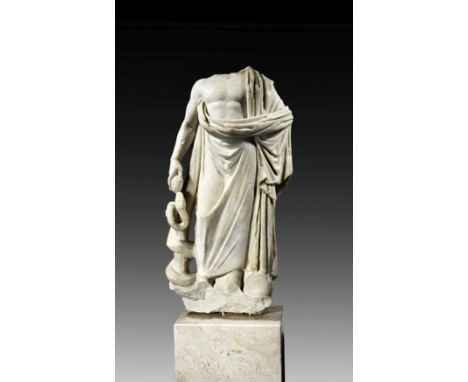 Torso des Asklepios. Römische Kaiserzeit, 1. / 2. Jh. n. Chr. Weißer, feinkristalliner Marmor. H 82cm. Unterlebensgroße Figur