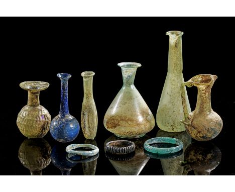 Sammlung römischer Gläser. 1. - 3. Jh. n. Chr. H 9,3 - 16,6cm. Darunter ein formgeblasenes Fläschchen, ein blaues Fläschchen 