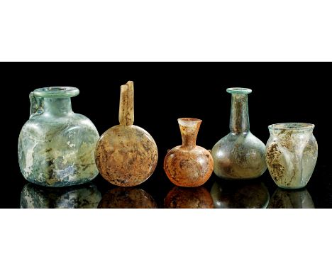 Schöne Sammlung römischer Gläser. Römische Kaiserzeit, ca. 2. - 4. Jh. n. Chr. a. Vierkantflasche, Bläuliches Klarglas, formg