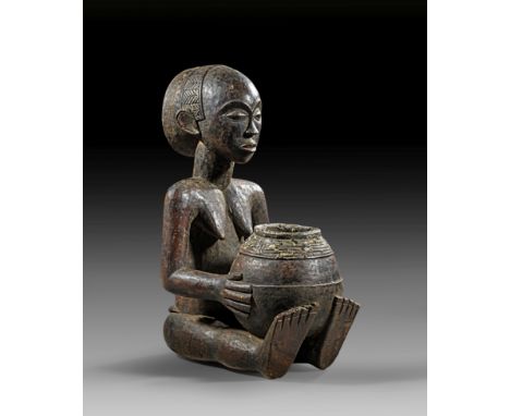 Schalenträgerin. Luba, D. R. Kongo. H 39cm. Holz. Sitzende Schalenträgerin 'metoko', eine runde Schale vor sich auf den Beine