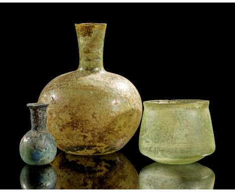 Kleine Sammlung römischer Gläser. Römische Kaiserzeit, 1. - 3. Jh. n. Chr. Alle aus grünlichem, transparenten Glas. Flasche. 