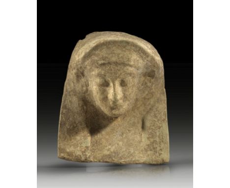 Protome aus Terrakotta. 5. Jh. v. Chr. B ca. 17,5cm, H ca. 21,5cm. Hellbeiger Ton mit bräunlichem Überzug. Weiblicher Kopf mi