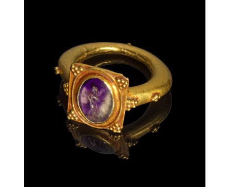 Goldener Fingerring mit Amethyst-Gemme. Mittelmeerraum, 1. Jh. v. - 1. Jh. n. Chr. 9,73g, Ringgröße 54. Schmale, nach oben et