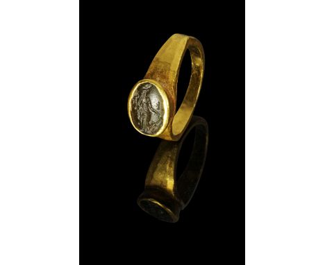 Goldring mit Gemme aus Jaspis. Römisch, 1. - 2. Jh. n.Chr. 5,95g, Ringgröße 52. Schmale, nach oben breiter werdende Schiene m