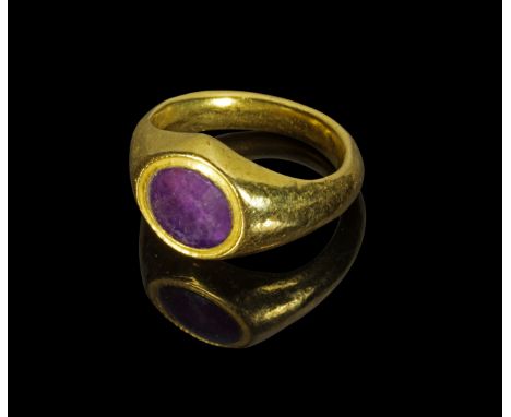 Goldener Fingerring mit Amethyst. Römisch, 2. Jh. n. Chr. 2,85g, Ringgröße 48-49. Schmale, nach oben breiter werdende Schiene
