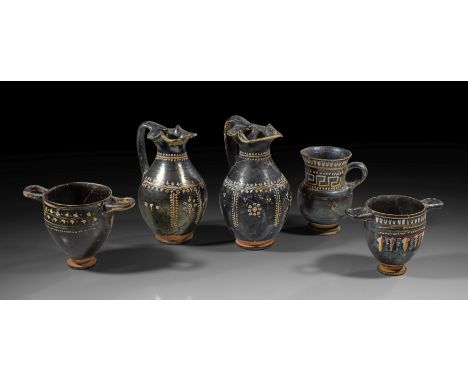 Sammlung apulischer Gnathiagefäße. 2. Hälfte 4. - 1. Hälfte 3. Jh. v. Chr. Zwei Choes mit Efeuranken und Blüten. H 14,9 und 1