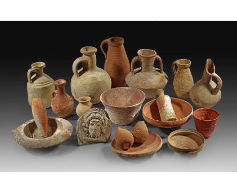 Sammlung römischer Keramik. 1. - 4. Jh. n. Chr. Darunter ein schöner Dellenbecher aus gallischer Terra Sigillata (H 9cm), ein
