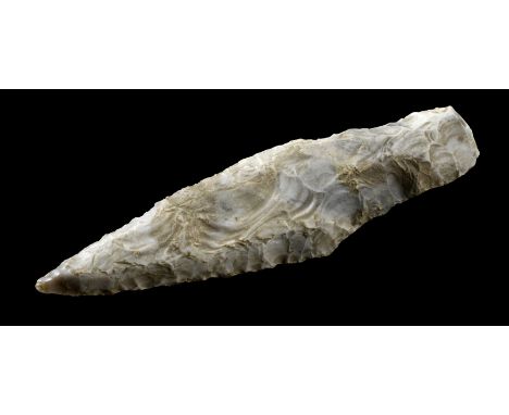 Neolithische Speerspitze. Skandinavien, 2300 - 1600 v. Chr. L 14,2cm. Hell- bis dunkelgrauer baltischer Feuerstein. Intakt. P