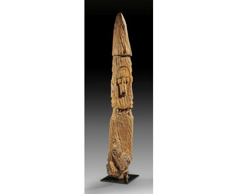 Pfostenfigur aus Holz. Konso, Äthiopien. H 110cm. Gedenkpfostenfigur mit pfahlförmigem Körper und plastisch ausgearbeitetem K