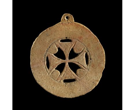 Großer Anhänger mit Kreuz. Frühbyzantinisch, 5. - 7. Jh. n. Chr. H 29,5cm, ø 18,6cm. Terrakotta in Durchbruchsarbeit mit rote