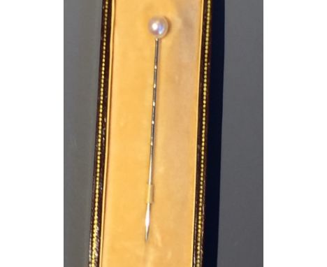 A gentleman's gold tie pin tipped with pearl L 6cm
