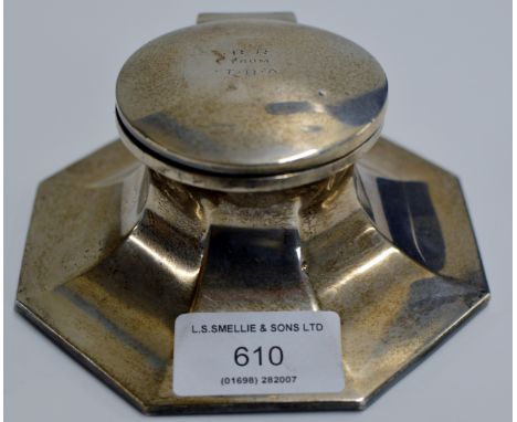 A STERLING SILVER PRESENTATION CAPSTAN INKWELL - HALLMARKS INDISTINCT, APPROXIMATE WEIGHT = 427.6 GRAMS     