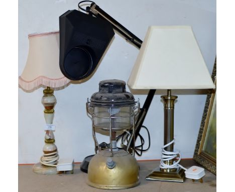 QUANTITY OF VARIOUS OLD TABLE LAMPS, GAS LAMP ETC     