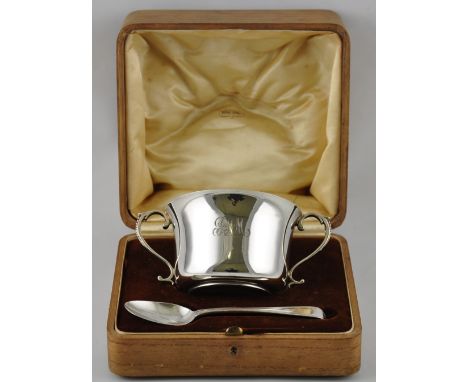 A George V cased silver porringer and spoon, William Hutton Birmingham 1914, 10oz