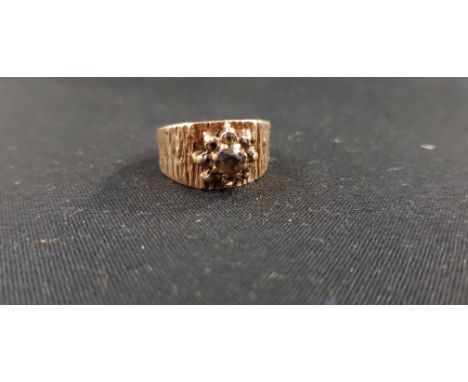 9CT GOLD AND GARNET RING