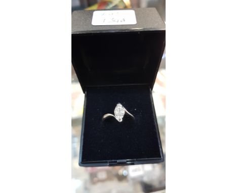 18 CARAT WHITE GOLD DIAMOND RING WITH CIRCA THIRD CARAT OF DIAMONDS