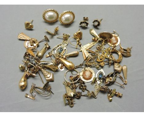 Assorted 9ct gold earrings, including a pair of opal and sapphire cluster earrings, cameo set earrings, etc, 25.79g