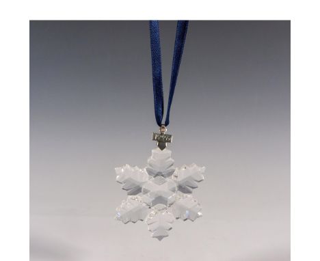 A clear tree ornament with 6 points in a form of a leaf-life design, and a metal tag with 1996 etched on it. Swarovski marked