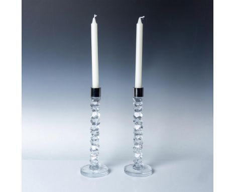 The irregular geometry creates stunning light reflections in the crystal, complemented by a stainless-steel collar. This item