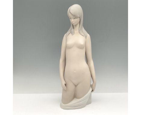 Matte finish on this sculpture colored in cream, grey and white. Lladro backstamp. Artist: Juan HuertaIssued: 1969 - 1985Dime