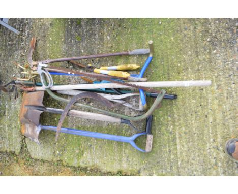 SELECTION OF GARDEN TOOLS