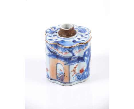 A lobate tea caddyChinese export porcelainImari decorationKangxi reign (1662-1722)Height: 9,5 cm