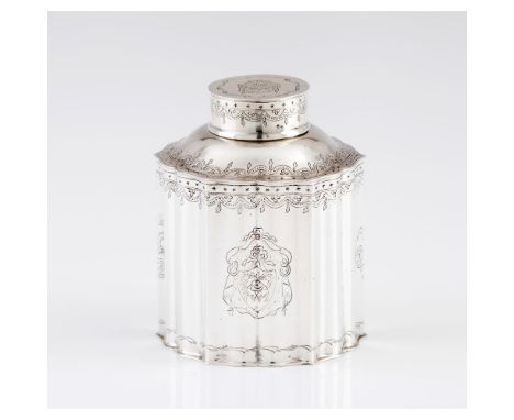 A tea caddySilver 916/000Undulating and engraved decorationLisbon hallmark (1938-1984)(signs of wear)Height:11 cm334 g