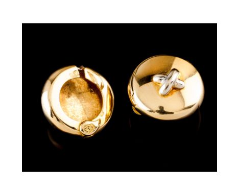A pair of button coversBicoloured gold 800/000Reliefs decoration with niello applied elementsOporto hallmark (1938-1984)(sign