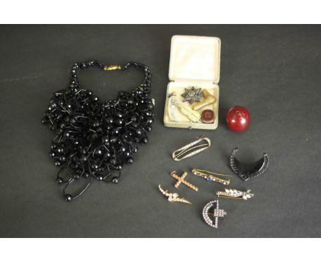 A collection of jewellery and other curiosities, including a cherry amber bead, a novelty cigar cutter in the form of a violi