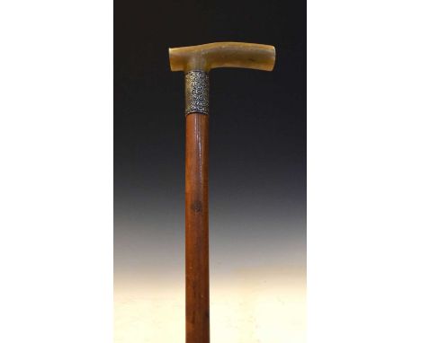 Silver-mounted horn-handled walking stick, 84cm long. 