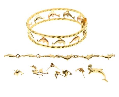 Assorted yellow metal dolphin motif jewellery, comprising a snap bangle with alternate yellow and rose gold dolphins between 