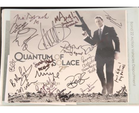 James Bond 007 - Quantum of Solace (2008) - A comprehensive A4 folder with many signatures, over 40 of cast and crew  members