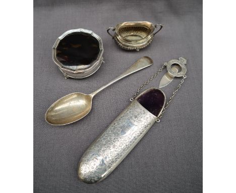 An Edward VII silver glasses case of oval form decorated with scrolling leaves, Birmingham, 1905, George Unite & Sons, togeth