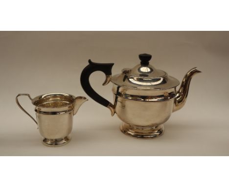 A George VI silver three piece teaset, of circular form with a ring turned body and spreading foot, Sheffield, 1947, Viners L