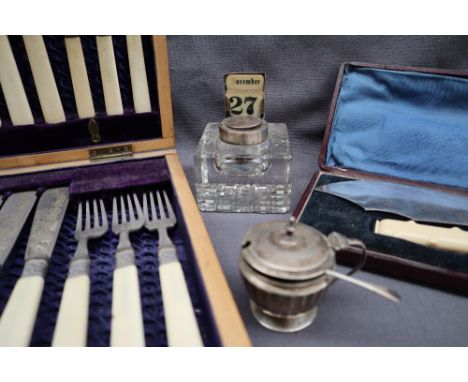 A George V silver topped inkwell with integral calendar, Birmingham, 1911 together with a silver mustard pot, cased electropl