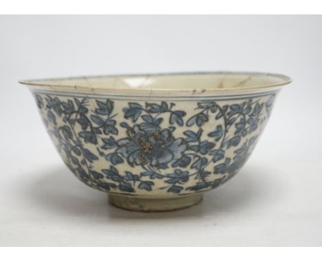 A Chinese Swatow blue and white basin, 16th / 17th century, 28cm diameter