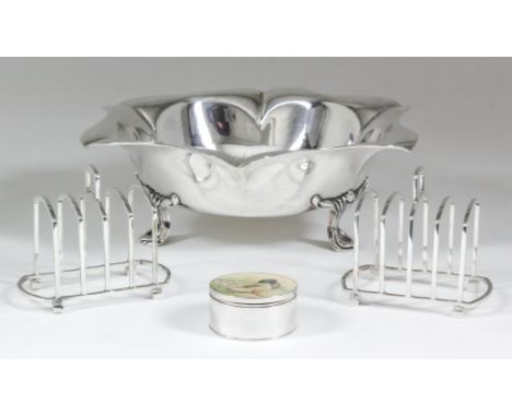 An Edward VII silver sexfoil dish with shaped rim, on three moulded feet, 8ins diameter x 2.5ins high, by Atkin Brothers, She