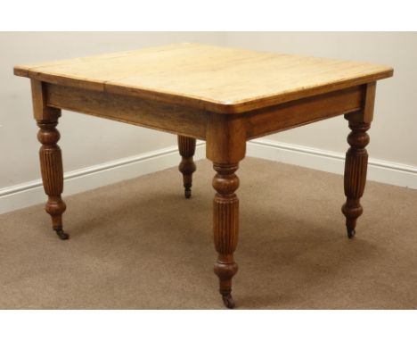 Edwardian light oak telescopic extending dining table, turned reeded legs with ceramic castors, 122cm x 107cm, H77cm (no leav