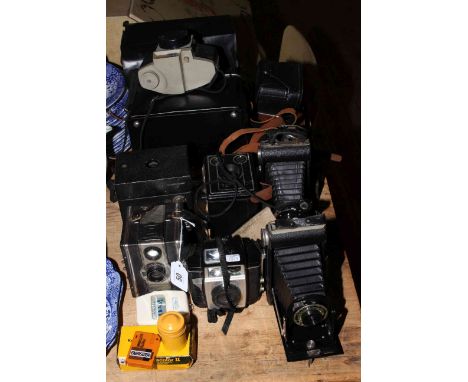 Boxed and cased cameras including Kodak, Brownie, Coronet, Polaroid (12).
