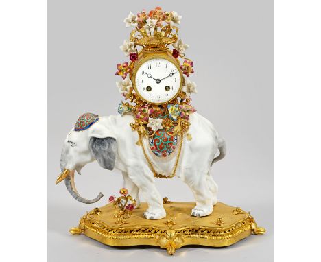 Dekorative Pendule im Louis XV-StilPorzellan, polychrom staffiert sowie Messing, vergoldet. Über passig geschweiftem, durchbr