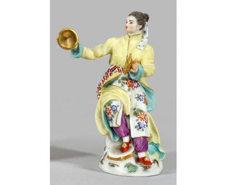 Japanerin mit BeckenAuf Terrainsockel sitzende Japanerin, Zimbeln schlagend. Polychrome Malerei mit reicher Goldstaffage. Ent