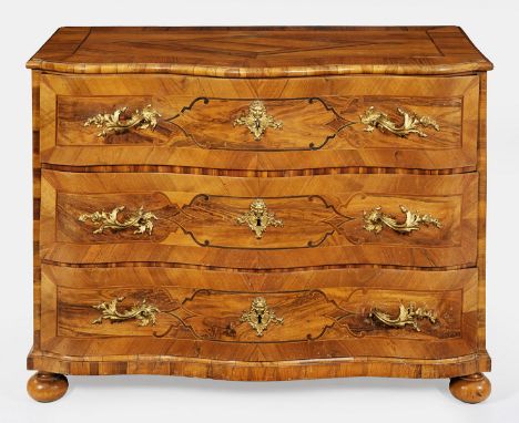 Große Barock-KommodeNussbaum, furniert. Gerader, querrechteckig angelegter Korpus auf schmaler Zarge und gedrückten Kugelfüße