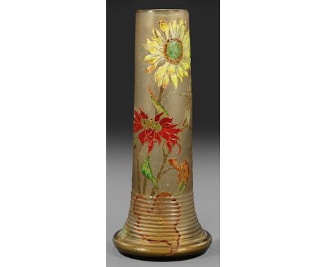 Große Gallé-Stangenvase mit Sonnenblumen-Dekor ("Tournesol")Zum Stand ausschwingend, unterhalb gerillte Form. Rauchfarbenes, 