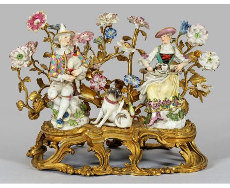 Seltene Meissen Tischdekoration mit Figurenensembleauf vergoldeter Bronzemontierung. Von großen, reliefplastischen Voluten ge