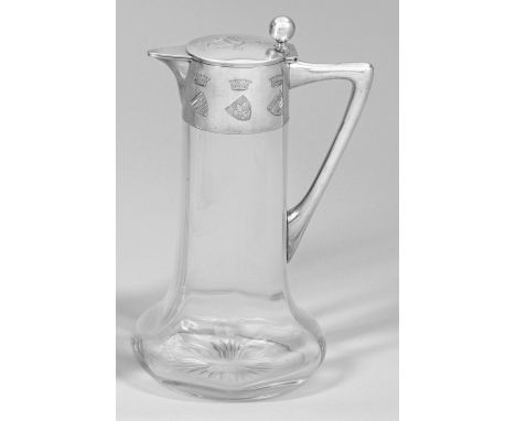 Elegante Schenkkannemit Silbermontierung. Gedrückt bauchiger Korpus mit hohem, konischem Hals. Glatte Montierung mit scharnie