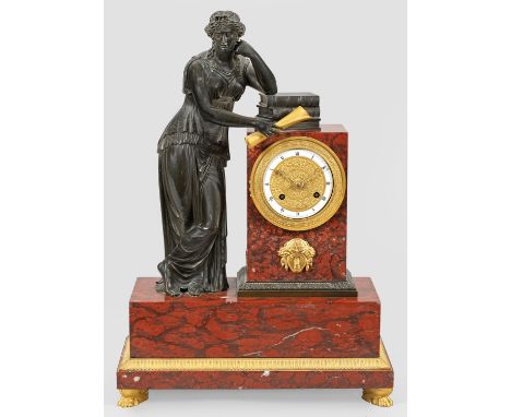 Charles X-FigurenpenduleRot gemaserter Marmor sowie Bronze, dunkel patiniert und teilw. vergoldet. Über querrechteckig angele