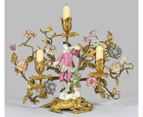 Eleganter Louis XV-Tafelleuchter mit Tanzfigur von MeissenRocailleförmig durchbrochen gearbeiteter, vergoldeter Bronzesockel 