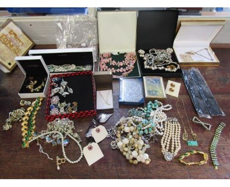 A selection of assorted costume jewellery to include a gilt metal and Chinese carved jade plaque necklace and a jewellery box