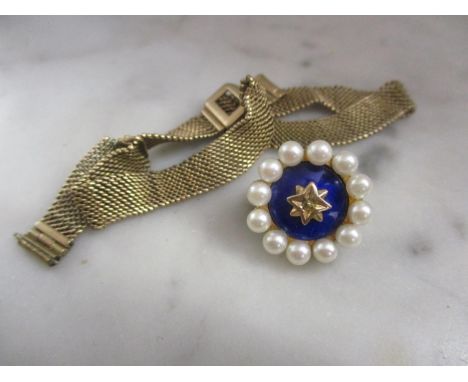 A 9ct gold scarf clip, together with a 9ct gold bracelet 